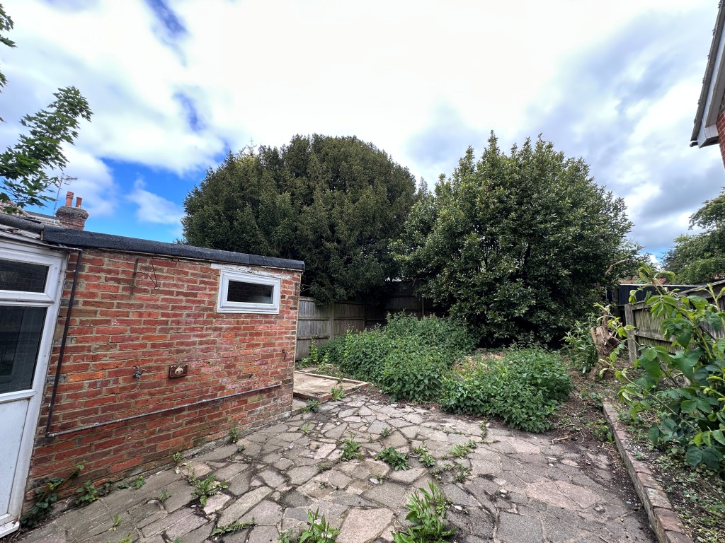 Lot: 147 - TWO-BEDROOM SEMI-DETACHED HOUSE FOR IMPROVEMENT - Back Garden